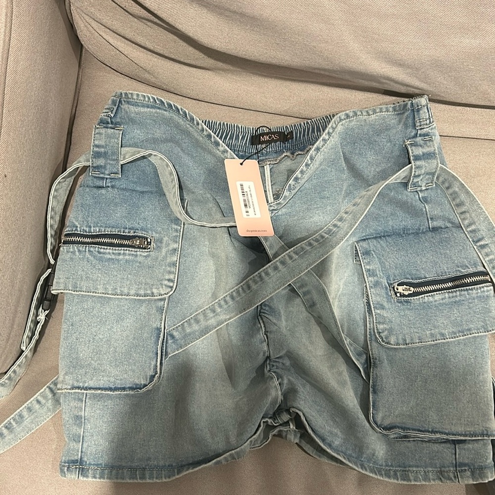 Micas Large V waist buckle flap pocket denim cargo skirt